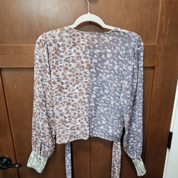 NWT Mystery wrap blouse. Med - Picture 9 of 13